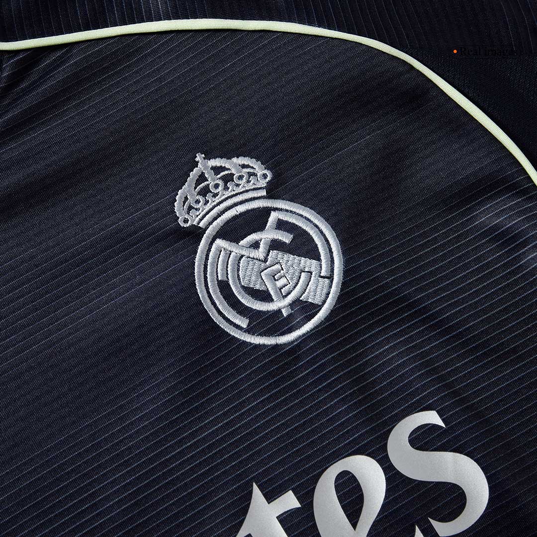 Conjunto Real Madrid
2025/26 Segunda Equipación