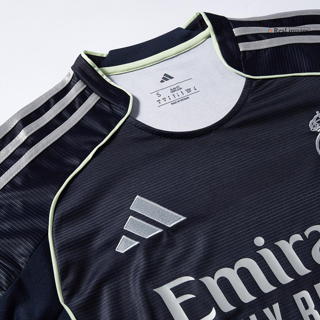 Conjunto Real Madrid
2025/26 Segunda Equipación