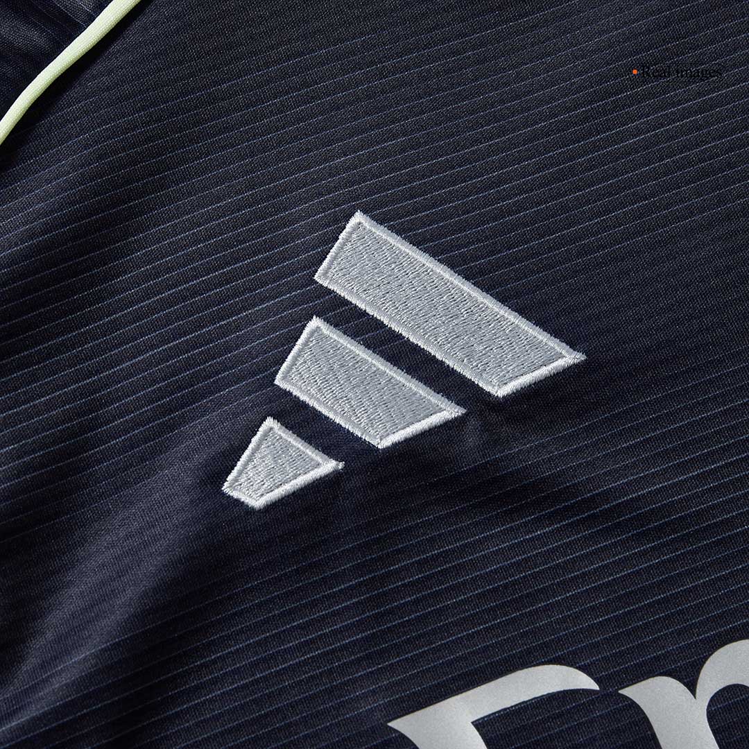 Conjunto Real Madrid
2025/26 Segunda Equipación