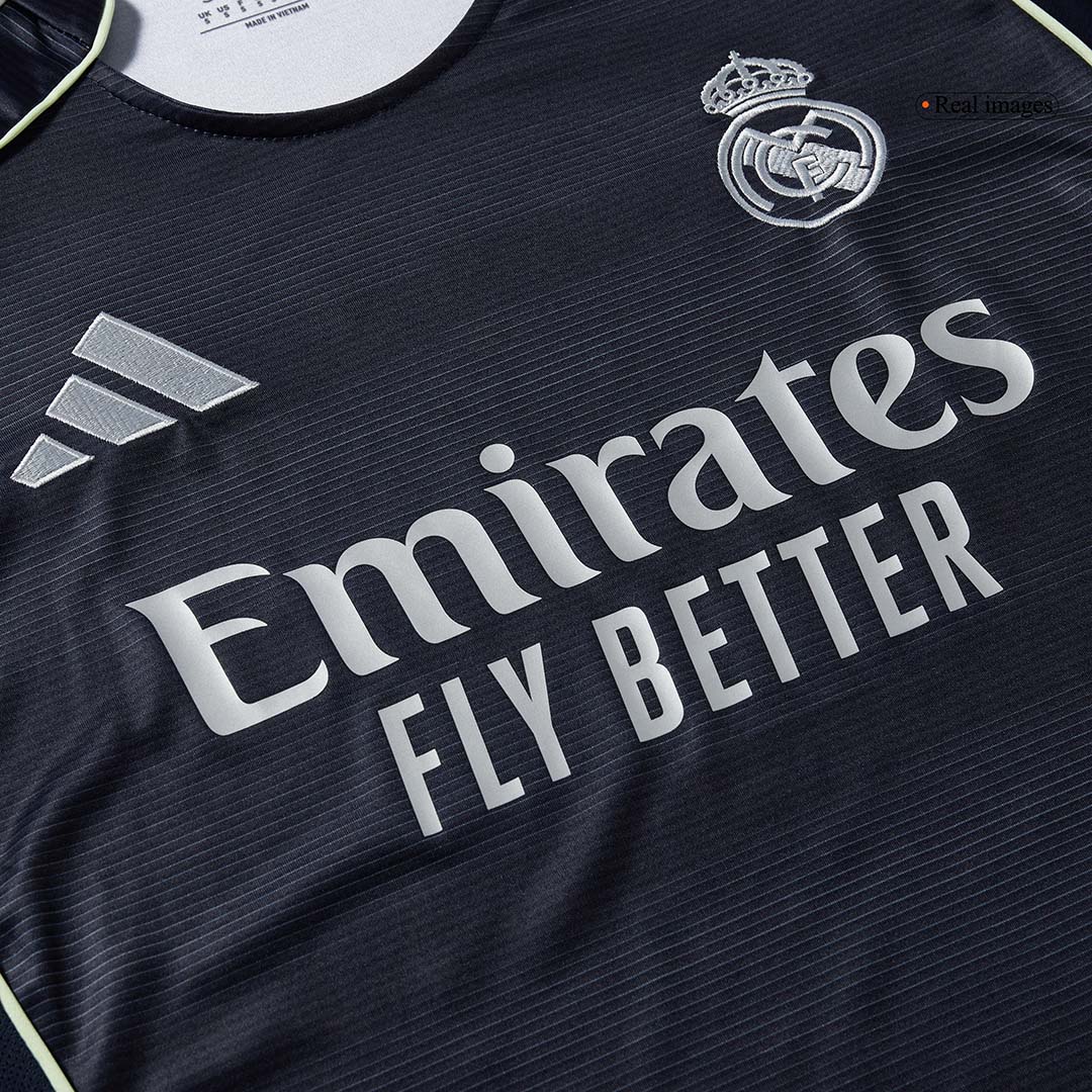 Conjunto Real Madrid
2025/26 Segunda Equipación
